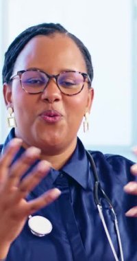 Hastanın muayenehanesinde doktorla görüntülü konuşma.