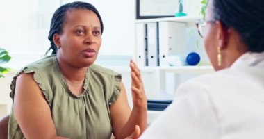 Endişeli bir hasta, muayenehane ziyareti sırasında semptomları hakkında doktoruyla konuşur..