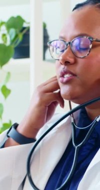 Bir kadın doktor hastasıyla konuşur, muhtemelen teşhis ve tedavi planı hakkında.