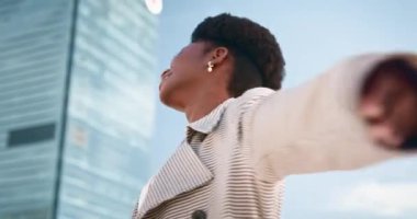 Mutlu genç Afrikalı Amerikalı iş kadını şehir şehrinde başarının tadını çıkarıyor. Finans sektöründe kadın yönetici, kollarını açmış kariyerini kutluyor.. 