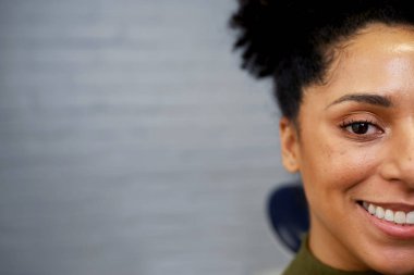 Bir kadının neşeli ifadesini ve doğal güzelliğini vurgulayan, olumlu ve yaklaşılabilir tavrını gözler önüne seren kırpılmış bir görüntü. Profesyonellik, sağlık ve kişisel sağlık konuları için mükemmel..