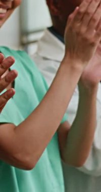 Tıbbi Ekip Alkışlıyor ve Hastanede veya Klinikte Başarıyı Kutluyor. Çeşitli Sağlık Hizmetleri Profesyonelleri Grubu Birlikte Alkışlıyor, Destek ve Takım Çalışmalarını Gösteriyor, Sağlık hizmetlerinde Başarı.
