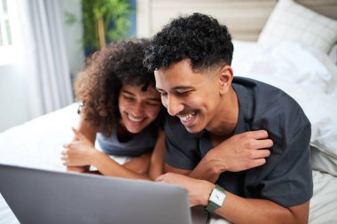 Neşeli bir çift, evde dinlendirici bir sabahta birlikte vakit geçirmekten zevk alır. İkisi de gülümsüyor ve yakınlaşıyorlar. Parlak, rahat bir yatak odasında ortak bir ana bağlanıyorlar..