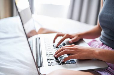 Bir kişi ev ortamında rahatça oturabilir, çalışmak, çalışmak ya da boş zaman için dizüstü bilgisayar kullanabilir. Görüntü, modern teknolojiyi, üretkenliği ve rahat bir atmosfer içindeki uzak aktivitelerin kolaylığını vurguluyor..