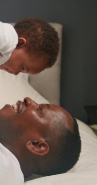 Sevgi dolu bir baba yatakta yatar ve bebeğini kucağında tutar. Birbirlerine bakıp gülümsüyorlar. Baba ve oğul evlerinde bağ kuruyor..