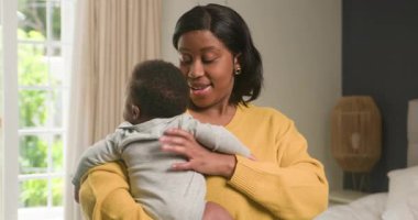 Sevgi dolu bir Afrikalı Amerikalı anne, sevimli bebeğini kucağına alır ve sıcak bir yatak odası ortamında bebeğini sevgiye boğar. O hassas an anneliğin özünü yakalar ve anne ile çocuk arasındaki derin bağı..