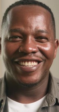 Mutlu bir Afrikalı Amerikalı adam kameraya gülümsüyor. Aileyi, babalığı ve aidiyeti temsil ediyor. Bu video neşe, memnuniyet ve mutluluğu çağrıştırıyor. Aile, ilişkiler ve olumlu duygularla ilgili projeler için mükemmel..