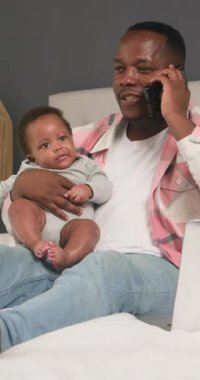 Sevgi dolu bir baba, evde çalışırken sevimli bebeğiyle yürek ısıtan bir anın tadını çıkarır. Çoklu işi zahmetsizce yapıyor, iş görüşmesine giderken yavrusunu kucağına alıyor. Bebek, babasının iş ve aile hayatını dengelemesini merakla izliyor..