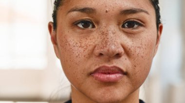 Etkileyici özellikleri olan, doğal güzelliği ve bireyselliği vurgulayan bir kadının yakın çekimi. Özgüveni vurgulayan ve benzersiz özellikleri kucaklayan bu görüntü, bireysellikte kişisel gelişime ve gurura ilham verir..