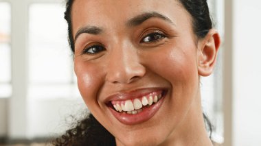 Neşeli bir bireyin sıcak bir şekilde gülümsemesinin parlak ve çekici bir görüntüsü. Doğal ifade iyimserliği ve pozitifliği vurgular, neşe ve güven duygusu yayar. Mutluluk, dostluk ve sağlık konuları için ideal..