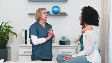 Aynı zamanda küçük bir muayenehanenin işletme sahibi olan kıdemli bir fizyoterapist spor fizyoterapisi sunuyor. İyileşme ve rehabilitasyon konusunda uzman.