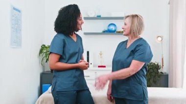 İki farklı kadın fizyoterapist, biri akıl hocası, gelişmekte olan küçük işletme kliniklerinde başarılı olan takım çalışması ve başarısını beşlik çakarak kutluyor..