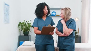 İki kadın fizyoterapist, biri tecrübeli diğeri genç, çeşitli küçük işletme kliniklerinde iş birliği yapıyorlar. Hasta notlarını, profesyonel akıl hocalığını ve spor bilimi uzmanlığını sağlık ortamında sergilemeyi tartışıyorlar..