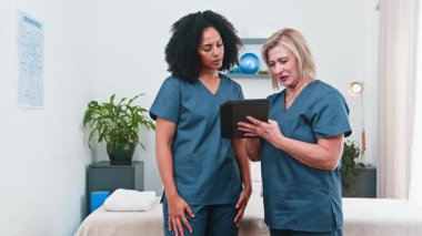 İki profesyonel fizyoterapist, deneyimli bir akıl hocası ve genç bir kadın, küçük işletme kliniklerindeki dijital tablet üzerindeki hasta verilerini inceleyip işbirliği yaparlar. Spor bilimi ve sağlık hizmetlerinde çeşitlilik ve adanmışlığı temsil ederler..