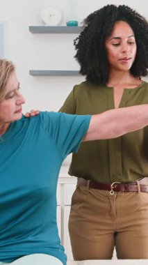 Yetenekli bir siyahi kadın fizyoterapist ya da biyokinetik uzmanı yaşlı bir hastaya rehabilitasyon egzersizlerinde yardımcı olur. Oturumda kol hareketliliğinin ve gücünün artırılması, spora adanmış bilim bakımının sergilenmesi ve yaşlıların iyileşmesine destek üzerinde duruldu..