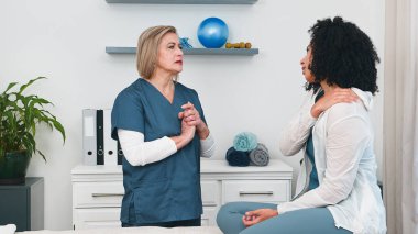 Aynı zamanda küçük bir muayenehanenin işletme sahibi olan kıdemli bir fizyoterapist spor fizyoterapisi sunuyor. Bir sakatlık yüzünden acı çeken müşterisiyle iyileşme ve rehabilitasyon hakkında konuşuyor.