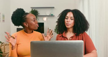 İki farklı iş kadını, modern ofis ortamında bir dizüstü bilgisayarda strateji ve yenilikçi fikirleri tartışan bir teknoloji girişimi projesinde işbirliği yapıyor. Takım çalışmasını ve profesyonel gelişimi somutlaştırırlar..