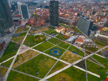 Milano 'nun modern bölgesindeki gökdelenler bir insansız hava aracından görülmektedir.