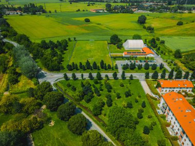 Lombardy 'de hava manzarası, İtalya, güzel yeşil kır manzarası. İtalya 'da küçük bir kasabanın panoramik insansız hava aracı fotoğrafı. 