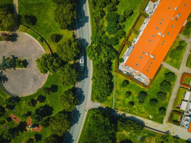 Lombardy 'de hava manzarası, İtalya, güzel yeşil kır manzarası. İtalya 'da küçük bir kasabanın panoramik insansız hava aracı fotoğrafı. 