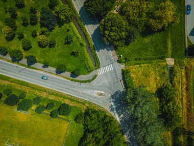 Panorama kırsal bölgesi İtalya Lombardiya bölgesi. Yabani laleli yeşil bir arazinin insansız hava aracı fotoğrafçılığı. Güneşli bir yaz gününde tepeden aşağı fotoğraf