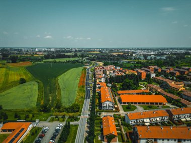 Panorama kırsal bölgesi İtalya Lombardiya bölgesi. Yabani laleli yeşil bir arazinin insansız hava aracı fotoğrafçılığı. Güneşli bir yaz gününde tepeden aşağı fotoğraf