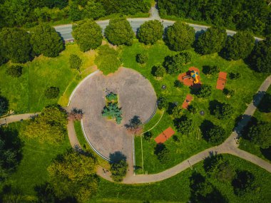 Sıcak bir yaz gününde şehir parkı ve oyun parkı, insansız hava aracı manzarası