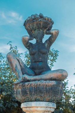 Parktaki bir kızın heykeli