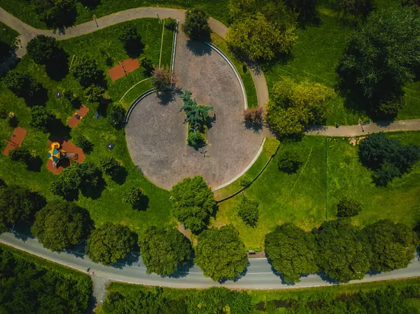 Lombardy 'de hava manzarası, İtalya, güzel yeşil kır manzarası. İtalya 'da küçük bir kasabanın panoramik insansız hava aracı fotoğrafı. 