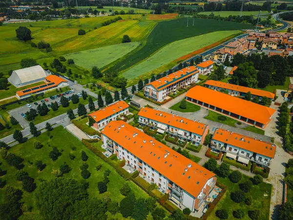 Lombardy 'de hava manzarası, İtalya, güzel yeşil kır manzarası. İtalya 'da küçük bir kasabanın panoramik insansız hava aracı fotoğrafı. 