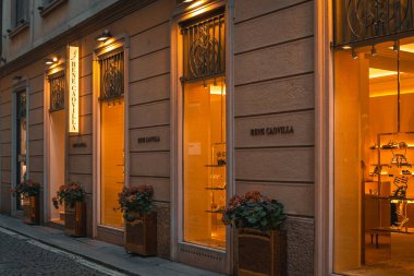  Monte Napolyon üzerinden. Milano 'da Via Montenapoleone caddesindeki tarihi binalar, mağazalar ve butik dükkanlar, lüks alışveriş caddeleri