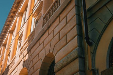 İtalya 'nın Milano şehrinde Antik Geleneksel Binalarla Ana Cadde. İtalya' nın Moda Başkentinde Trafik