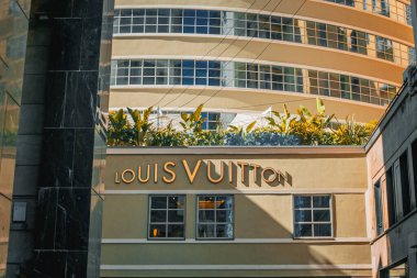  Monte Napolyon üzerinden. Milano 'da Via Montenapoleone caddesindeki tarihi binalar, mağazalar ve butik dükkanlar, lüks alışveriş caddeleri