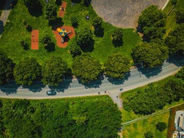 İtalya 'nın Poasco kentinde yeşil ağaçlar ve büyük bir şelale manzaralı bir park.