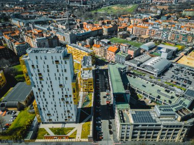 Milan şehrinin havadan görünüşü. Şehrin yeni iş bölgesinin en iyi manzarası. Milano Bölgesi yaşamı.