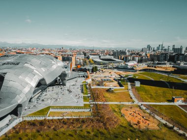 Milan şehrinin havadan görünüşü. Şehrin yeni iş bölgesinin en iyi manzarası. Milano Bölgesi yaşamı.