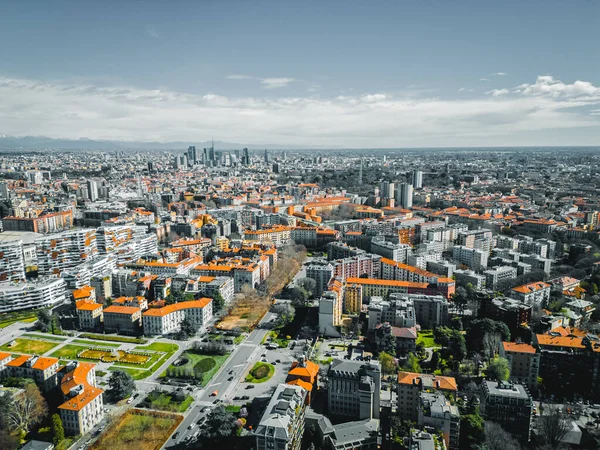 Milan şehrinin havadan görünüşü. Şehrin yeni iş bölgesinin en iyi manzarası. Milano Bölgesi yaşamı.