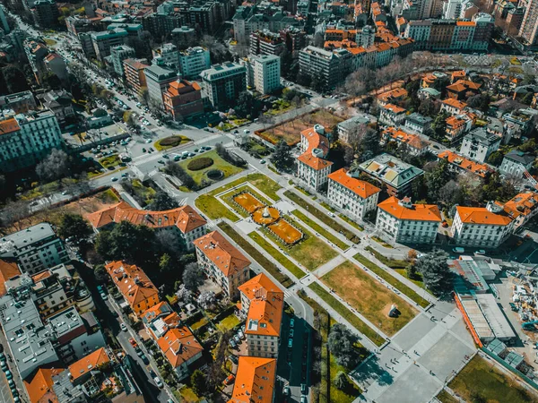 Milan şehrinin havadan görünüşü. Şehrin yeni iş bölgesinin en iyi manzarası. Milano Bölgesi yaşamı.