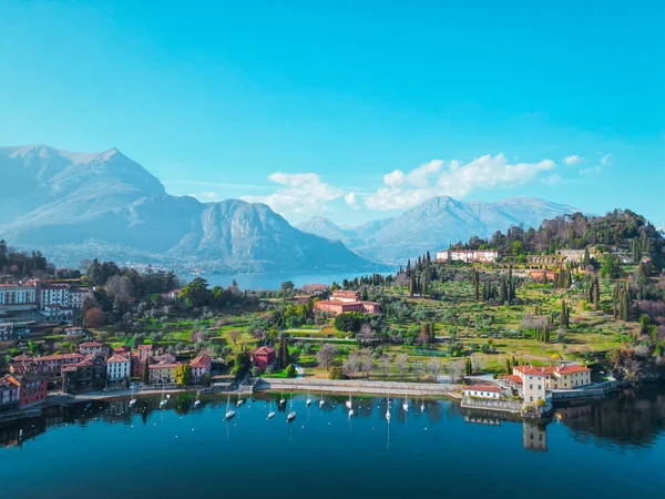 İtalya 'nın Lombardy şehrinde bulunan Como Gölü' ndeki Bellagio 'nun hava manzarası. Yeşil tepeli deniz manzaralı yüksek manzaralı, yazları dağlı. Drone Gölü Como.