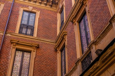 Şehir merkezindeki eski binanın ön cephesi