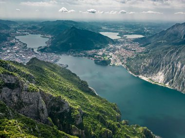 Dağdaki Como Gölü 'nün havadan görünüşü. Lombardy, İtalya. yüksek kaliteli fotoğraf