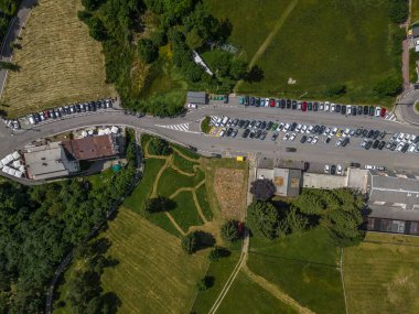 Birçok arabası olan küçük bir köyün havadan görünüşü.