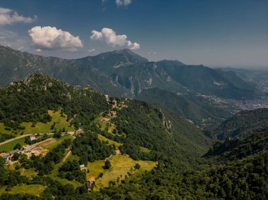 Tepenin tepesinden İtalyan dağlarının manzarası