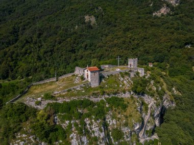 Dağlardaki eski şatonun manzarası