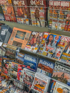 Dergiler Milano, Lombardia, İtalya 'da bir mağazada sergileniyor. Bir sürü moda dergisi, magazin dergisi ve yüksek kaliteli dergiler İtalyanca tezgahında.
