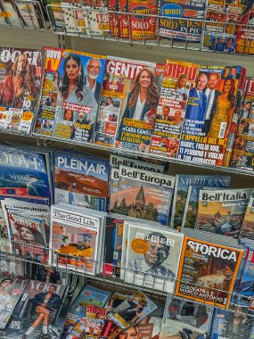 MILANO, ITALIA - Kasım 2023: Dergiler Milano, Lombardia, İtalya 'da bir mağazada sergileniyor. Bir sürü moda dergisi, magazin dergisi ve yüksek kaliteli dergiler İtalyanca tezgahında.