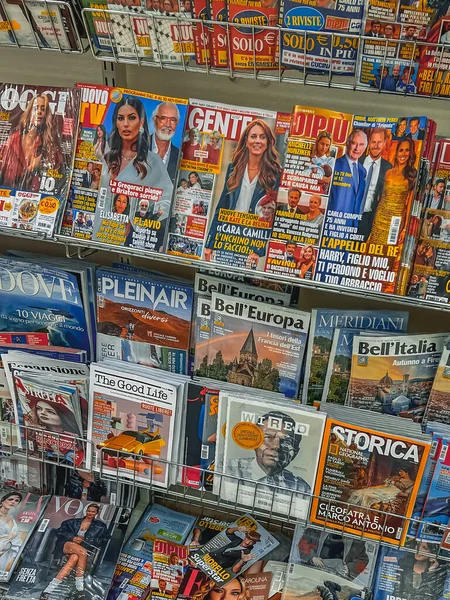 MILANO, ITALIA - Kasım 2023: Dergiler Milano, Lombardia, İtalya 'da bir mağazada sergileniyor. Bir sürü moda dergisi, magazin dergisi ve yüksek kaliteli dergiler İtalyanca tezgahında.