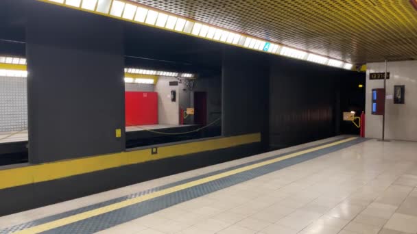 Italia Milán San Donato Milanese Metro Station Estación Vacía Vagón — Vídeos de Stock