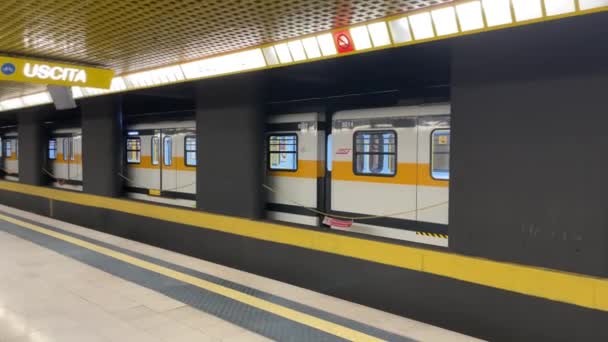 Olaszország Milánó San Donato Milánói Metróállomás Üres Állomás Metrókocsi Metropolitana — Stock videók