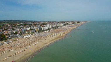 Rimini Italya 'daki ünlü plajın en iyi manzarası. Yüksek kalite 4k görüntü
